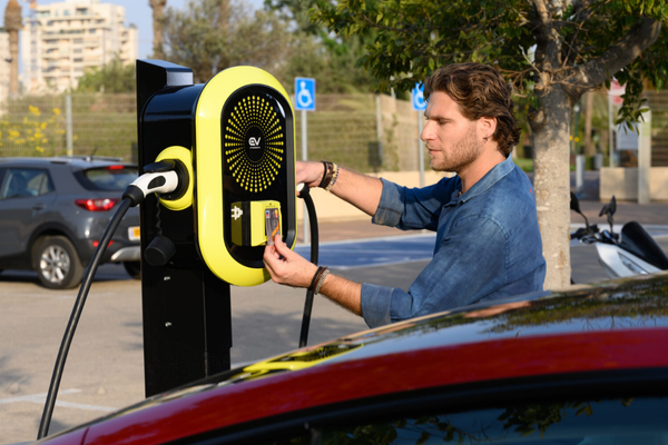 Sähköauton latausasema Nayax-maksupäätteellä